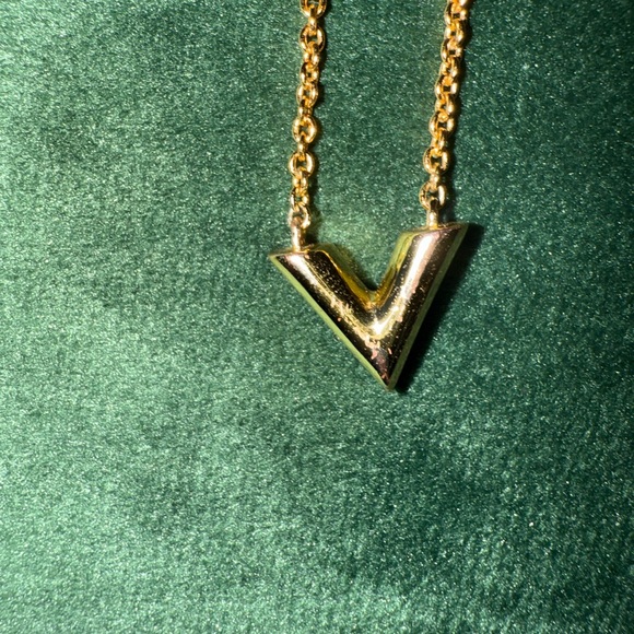 LOUIS VUITTON Essential V Necklace Gold Plated Size 18” Adjustable Full Inclu. - Picture 3 of 8